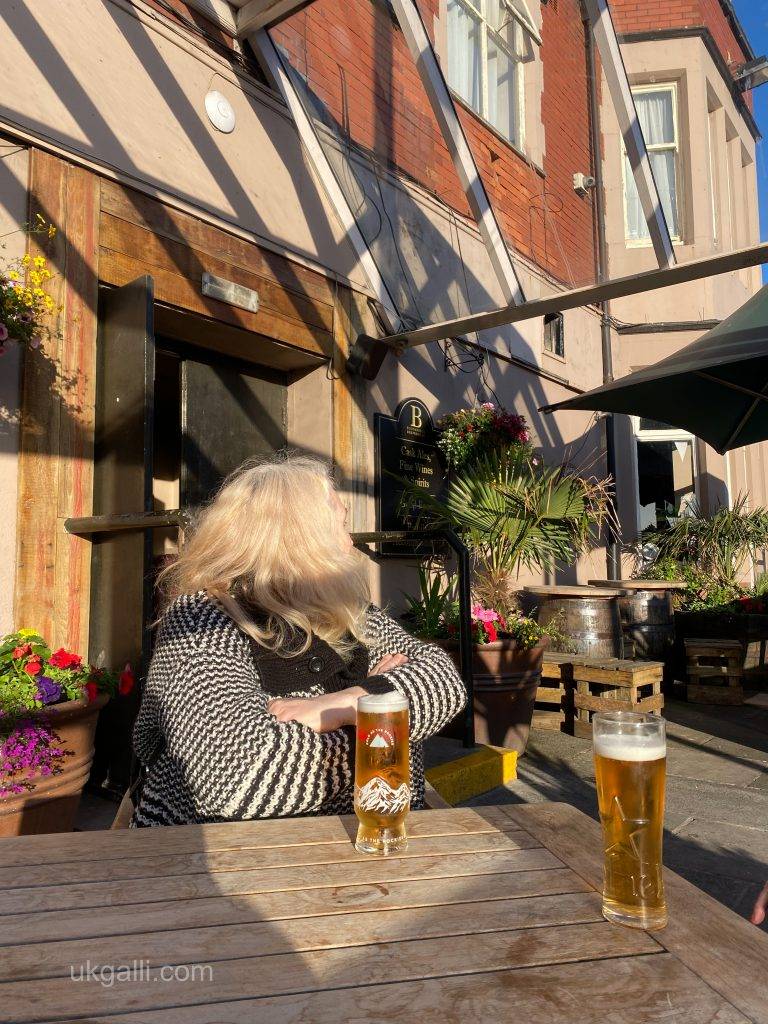 คนอังกฤษชอบดื่ม outdoor beer garden
